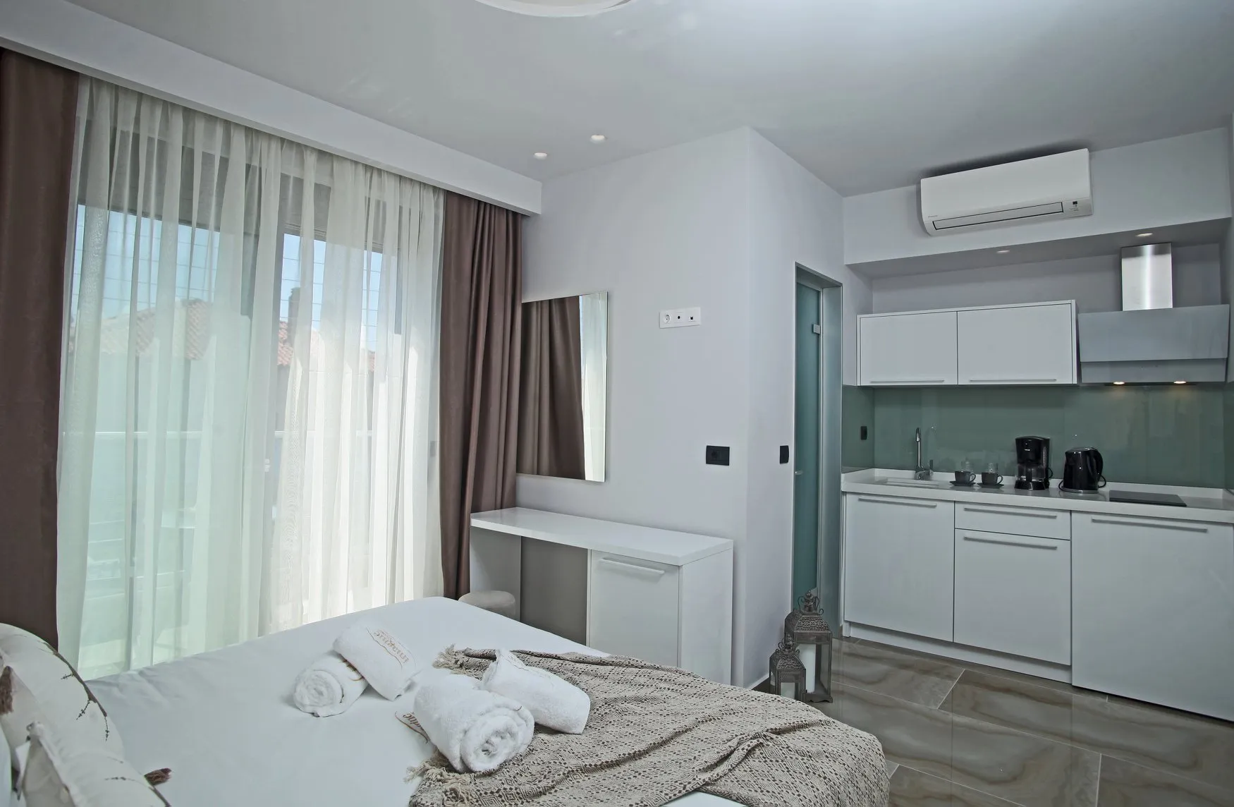 Tiara Holidays - Imagine Studios - Comfort Double Top Floor - kitchen